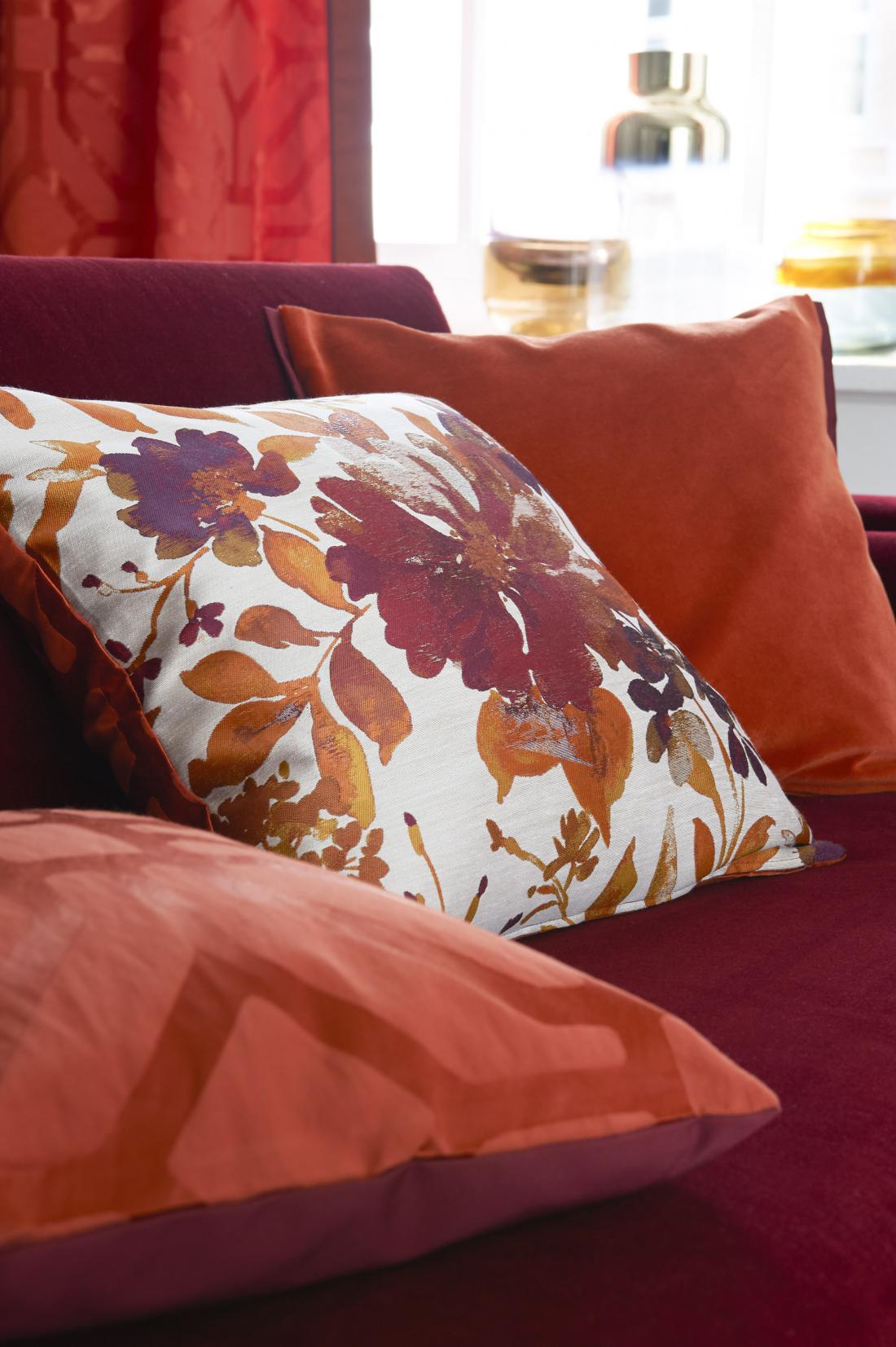 Nemško združenje vodilnih tekstilnih podjetij Deco team je med trendovske barvne kombinacije za letos uvrstilo tudi rdečerjave odtenke, ki jih lahko krasijo cvetlični vzorci (arhiv Deco team).
