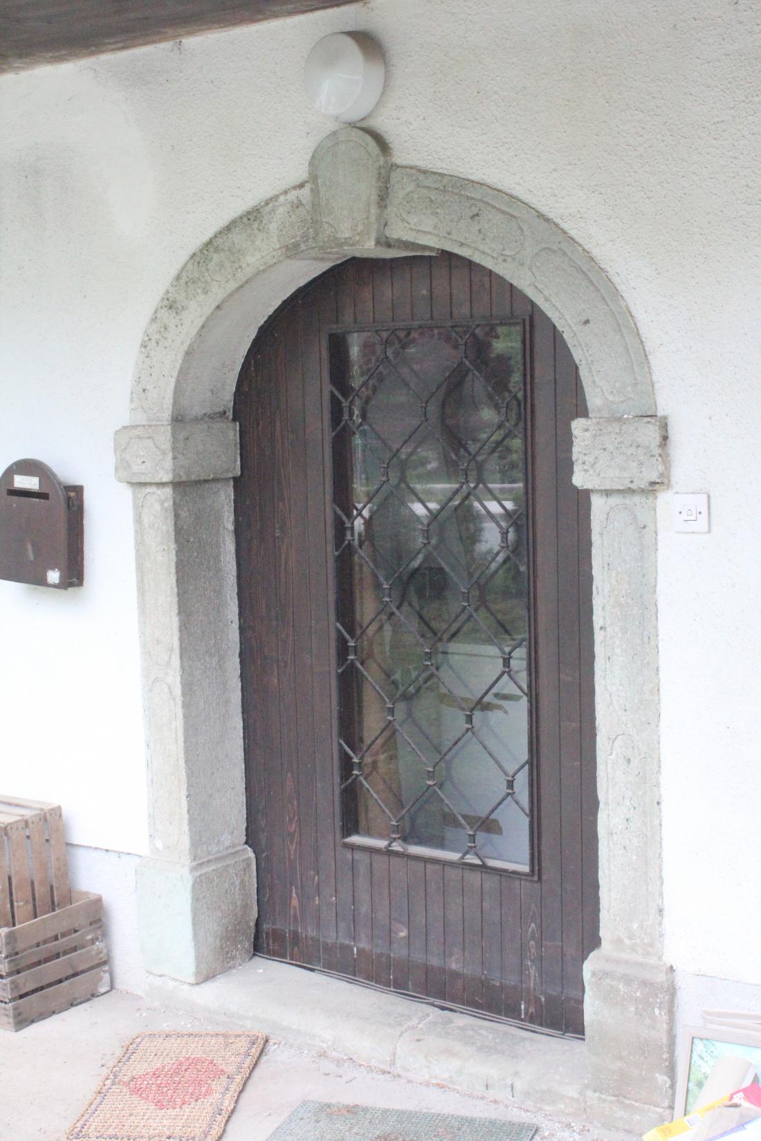 Vhodna vrata imajo kamnit portal, ki bo tam ostal tudi po prenovi.