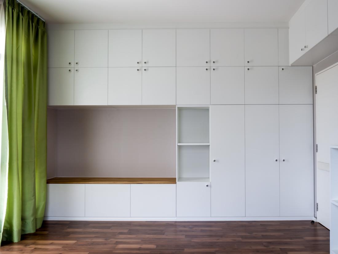 Prostor je velikokrat mogoče optimalno izkoristiti le s po meri narejenim pohištvom. Takšne so pogosto garderobne omare.