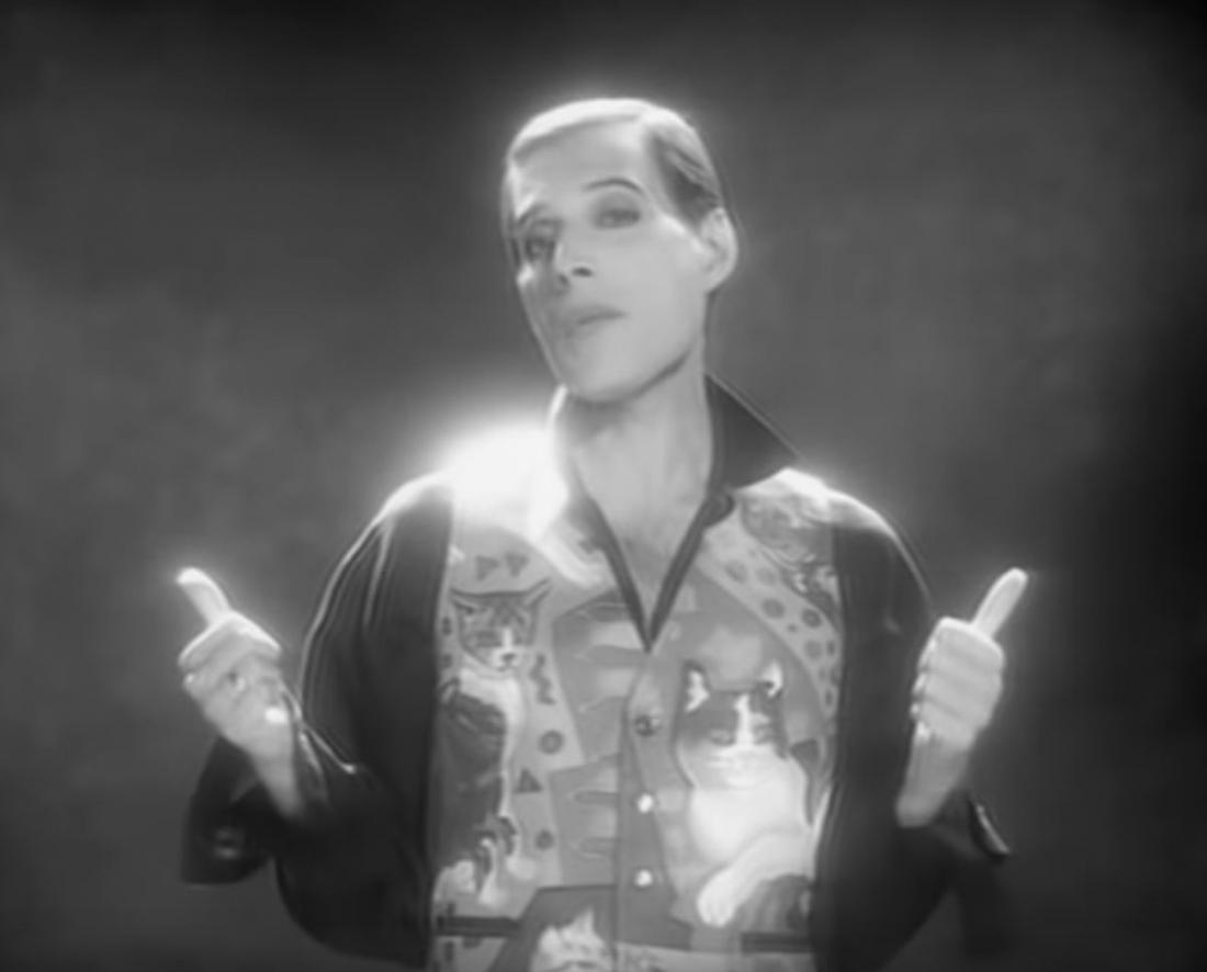  Freddie Mercury je v videu za pesem These are the days of our lives nosil brezrokavnik, na katerem so narisane mačke. FOTO: YouTube 