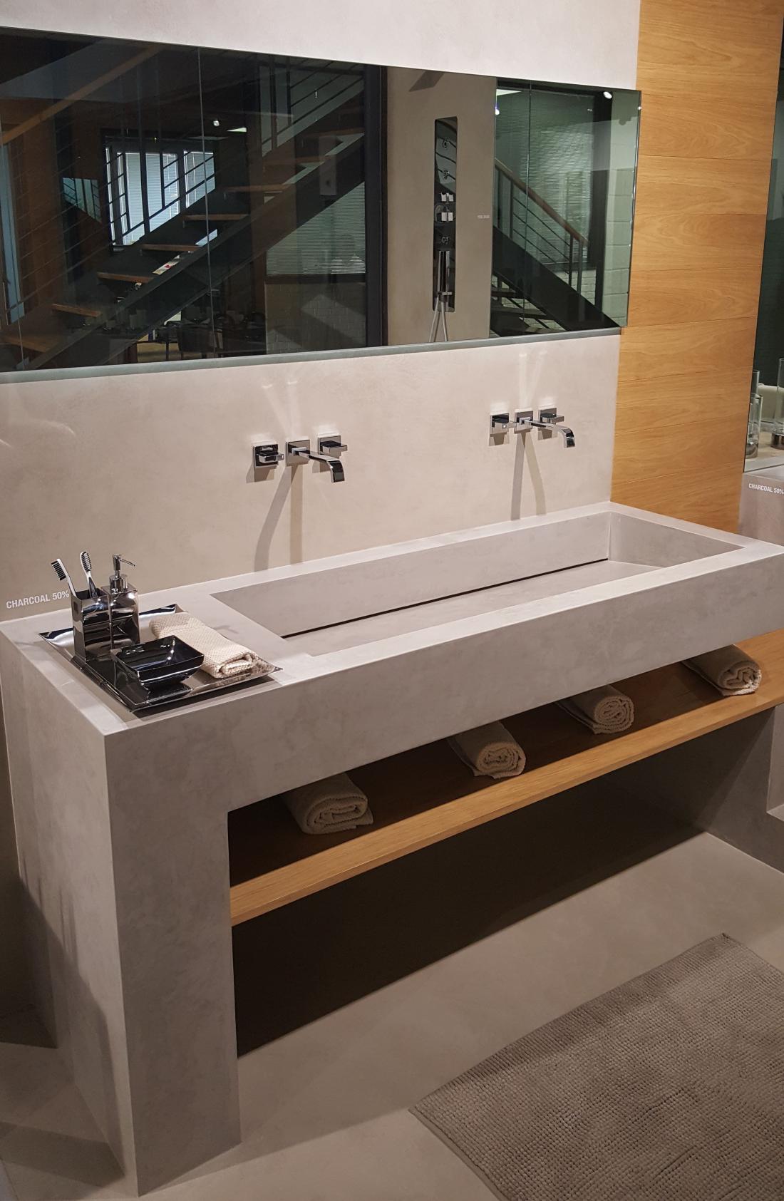 Dekorativni beton da umivalniku v kopalnici surov videz. Microtopping je vodoodporen in zato primeren za uporabo v prostorih, kjer je vlaga.