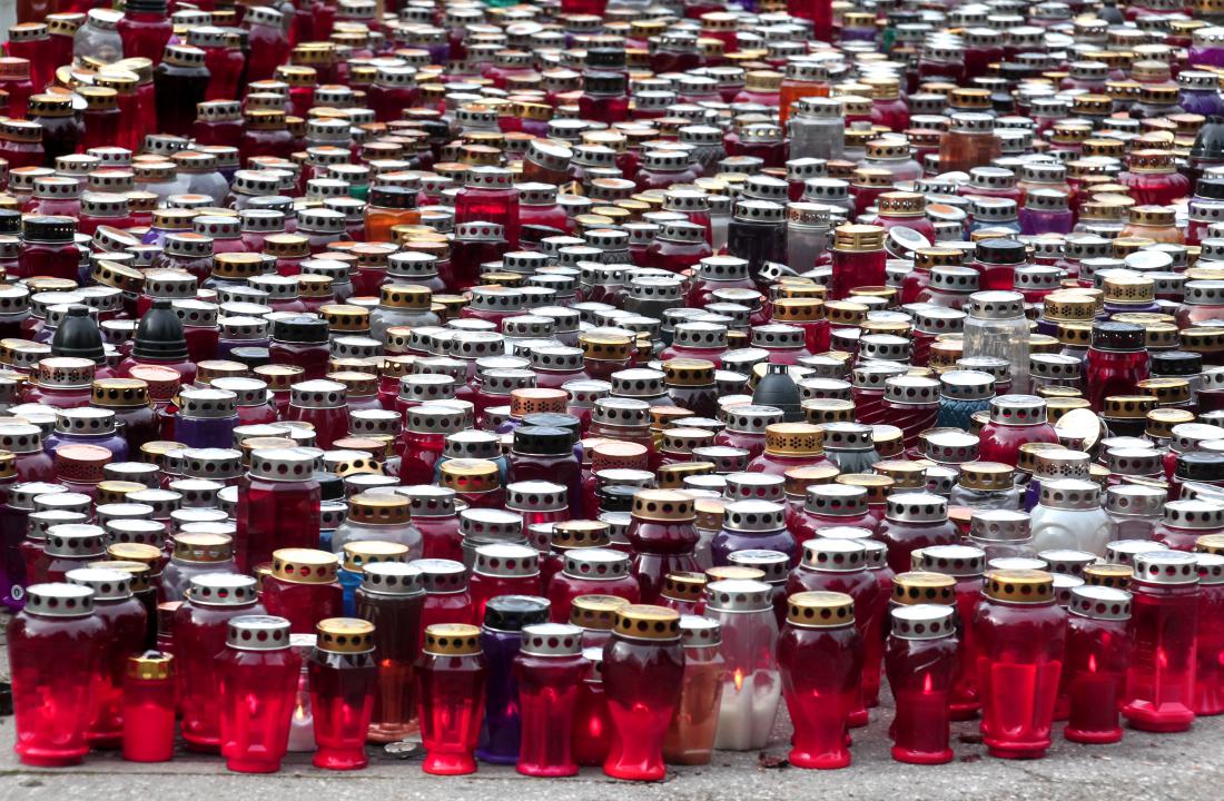 Slovenci smo po porabi nagrobnih sveč na število prebivalcev v evropskem vrhu. FOTO: Dejan Javornik/dokumentacija Dela